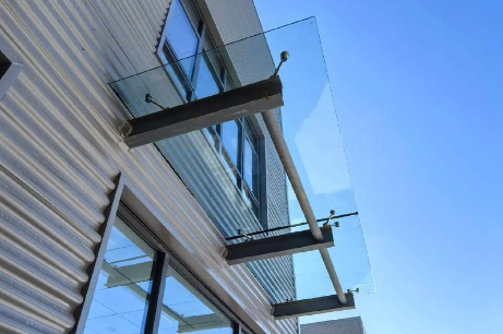 张掖为什么要给钢结构雨棚打孔！